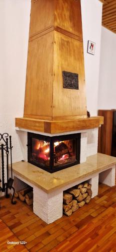 a wood fired oven sitting on top of a floor at Ferienwohnung Altes Schulhaus Walberngrün in Grafengehaig