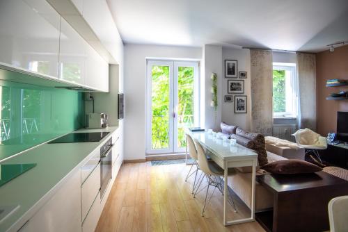 Modern & Sunny 2BR - Nivy Bus Station 2min - Fast Wifi - Balcony with view - Close to old town