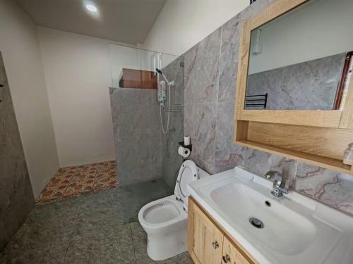 a bathroom with a toilet and a sink and a shower at Beautiful accommodation on Lipa Noi in Nathon Bay