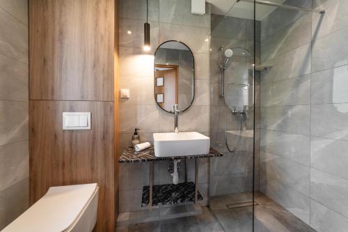a bathroom with a sink and a mirror at Willa Juranda in Jurata