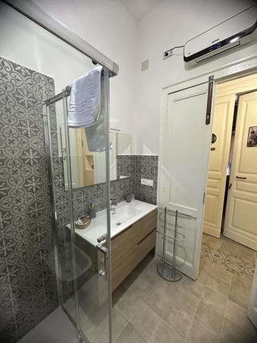 a bathroom with a shower and a sink at B&B Giardino Incantato in Piazza Armerina