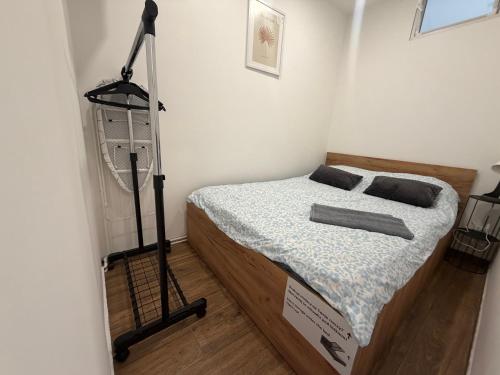 a room with a bed and a lamp in it at ApartmentsByMatyrafa-XV in Tarnowskie Góry
