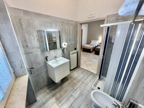 a bathroom with a sink and a shower at Tuanis in Naples