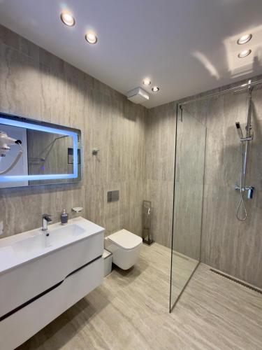 a bathroom with a toilet and a sink and a shower at --HOTEL DEAL-- Rooms With Castle View in Krujë