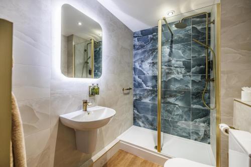 a bathroom with a sink and a shower at Thomas Paine Hotel in Thetford