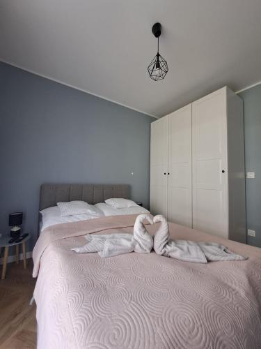 a bedroom with a bed with towels on it at E&M-Plażowa in Międzywodzie