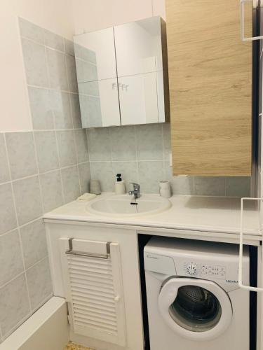Appartement climatisé 4 personnes, place de parking privée, RDC avec terrasse, à 10 min plage à pied