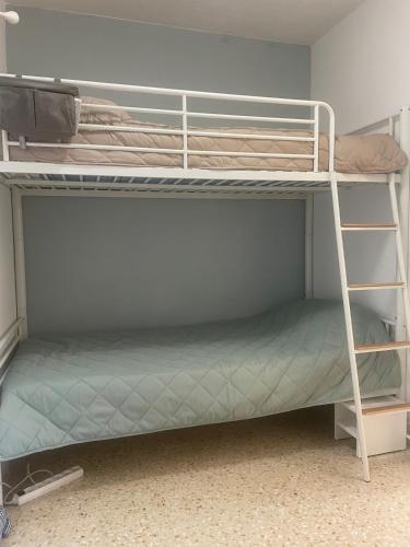 Appartement climatisé 4 personnes, place de parking privée, RDC avec terrasse, à 10 min plage à pied