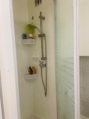 Appartement climatisé 4 personnes, place de parking privée, RDC avec terrasse, à 10 min plage à pied