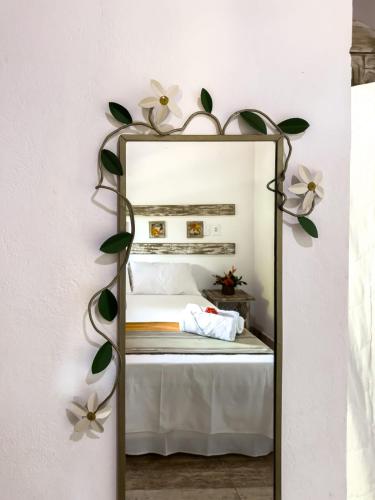 a bedroom with a mirror with flowers on it at Mirante de Lençóis in Lençóis