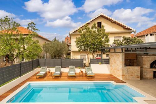 Apartman Relax s bazenom i vanjskim kominom - Zadar