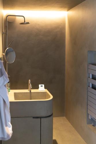 a bathroom with a sink and a mirror at Groenendijk 8 in Oostduinkerke