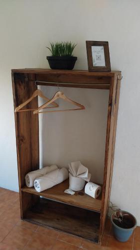 a wooden shelf with towels and a plant on it at Vientos del Lago - Tu refugio en la Patagonia in Los Antiguos