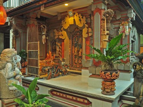 a room with a vase with a plant on a table at Angga Homestay in Ubud