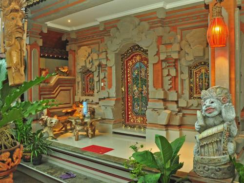a room with a statue in the middle of a building at Angga Homestay in Ubud