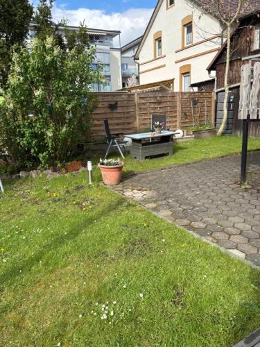 a backyard with a bench and a table in the grass at Sauerlandapartment Emely in Plettenberg