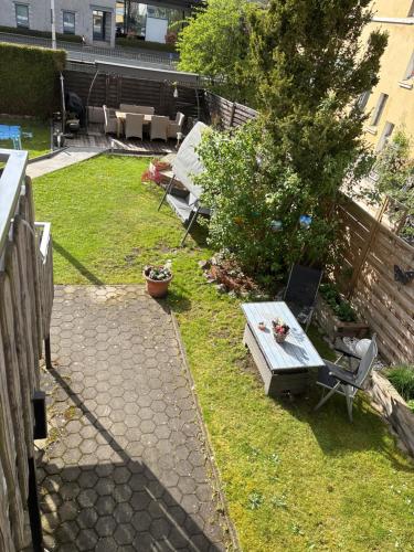 a backyard with a table and a bench in the grass at Sauerlandapartment Emely in Plettenberg
