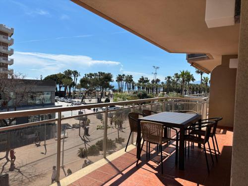 a balcony with a table and chairs and a view at El Pinar Fuente Luminosa in Salou