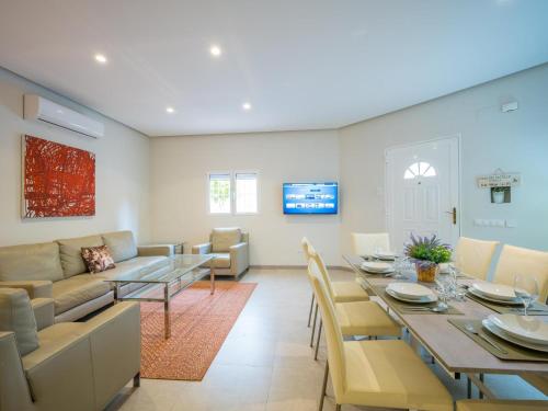 Central Marbella townhouse large solarium bbq