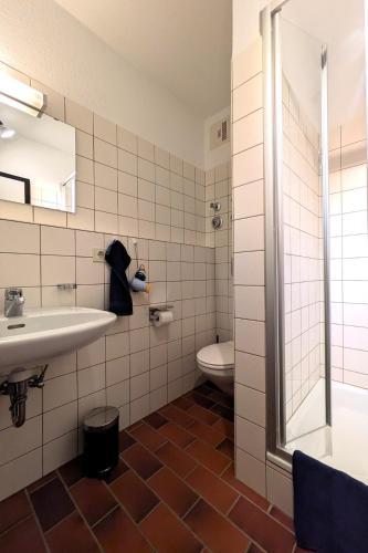 a bathroom with a sink and a toilet at FeWo Adele ruhige Auszeit am Dümmersee in Hüde