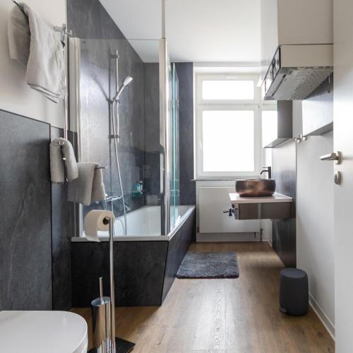 a bathroom with a tub and a sink at Exklusives Appartement mit Flair in Oelsnitz