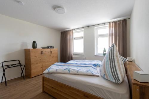 a bedroom with a bed and a window at Exklusives Appartement mit Flair in Oelsnitz