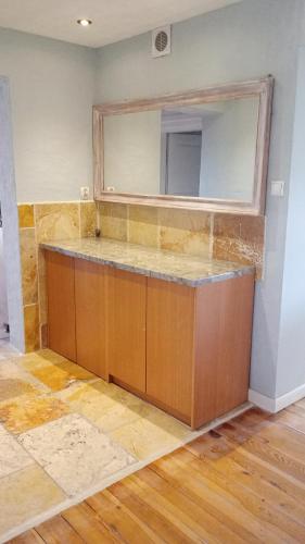 a bathroom with a mirror on the wall at Mrągowo Pokoje nad jeziorem i Apartament rodzinny in Mrągowo