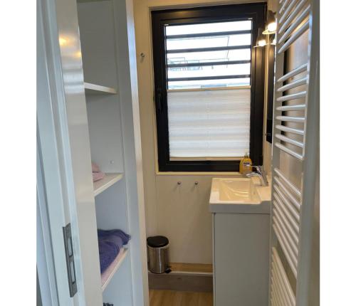 a bathroom with a sink and a window at Floating 44 in Xanten - Boot 2 in Xanten