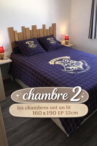 a bedroom with a bed with a sign on it at Bienvenue dans notre maison in Saint-Georges-dʼOléron