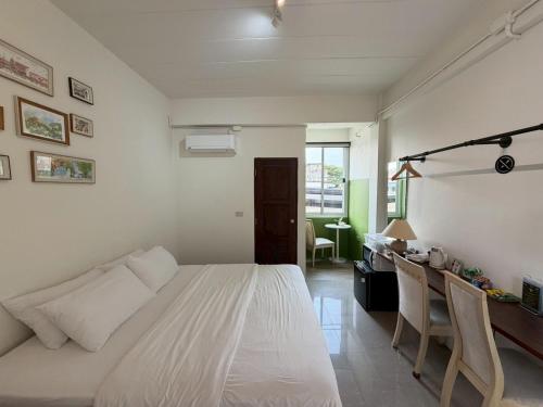 a bedroom with a bed and a desk with chairs at Baiput Ayutthaya, Self check-in in Phra Nakhon Si Ayutthaya