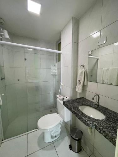 ein Badezimmer mit Toilette, Waschbecken und Dusche in der Unterkunft Hotel Letiva Arco in Sobral