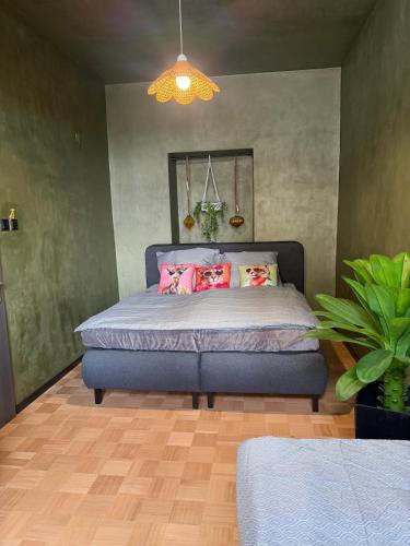 ein Schlafzimmer mit einem Bett mit rosa Kissen in der Unterkunft Dream flat in Pilsen