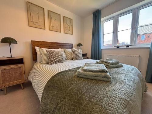 ein Schlafzimmer mit zwei Betten, auf denen Handtücher liegen in der Unterkunft Oakfield View in Credenhill