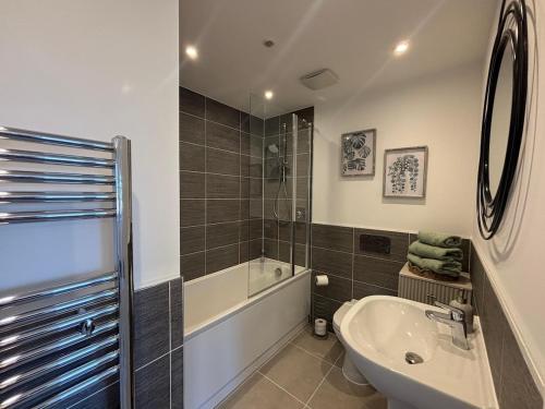 ein Badezimmer mit Badewanne, Waschbecken und Badewanne in der Unterkunft Oakfield View in Credenhill