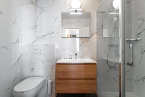 a bathroom with a toilet and a sink and a shower at Hotel Bryghia in Bruges
