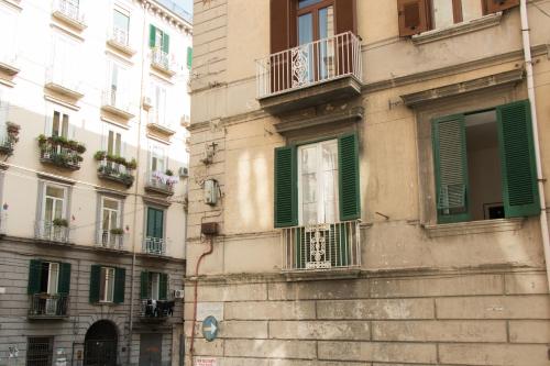 ナポリにあるB&B Cirillo 65の緑のシャッター付きの建物