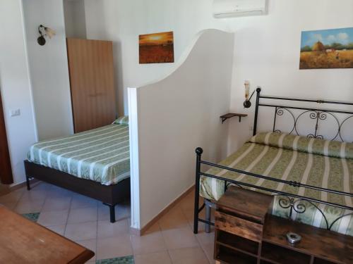 ein Schlafzimmer mit zwei Betten und einem Tisch in einem Zimmer in der Unterkunft Hotel Villaggio Tabù in Palinuro