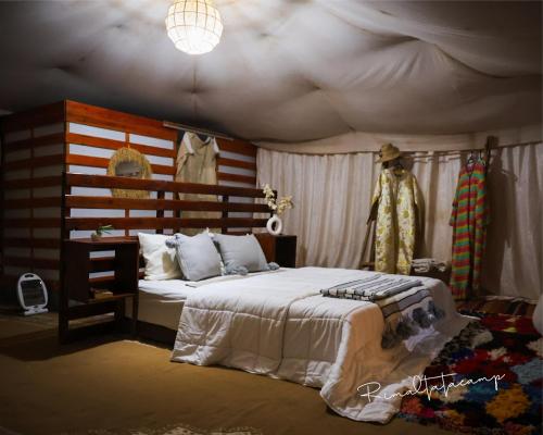 a bedroom with a bed in a tent at Rimal tata camp in Migourdâne