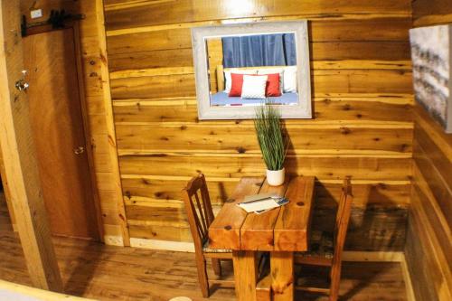 BEAR BOTTOMS Studio Twin Cabin HotTub TV Wifi photo 22