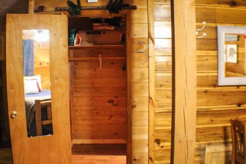 BEAR BOTTOMS Studio Twin Cabin HotTub TV Wifi photo 27