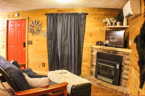 BEAR BOTTOMS Studio Twin Cabin HotTub TV Wifi photo 29