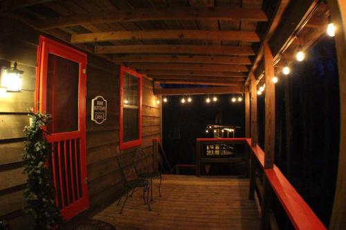 BEAR BOTTOMS Studio Twin Cabin HotTub TV Wifi photo 30