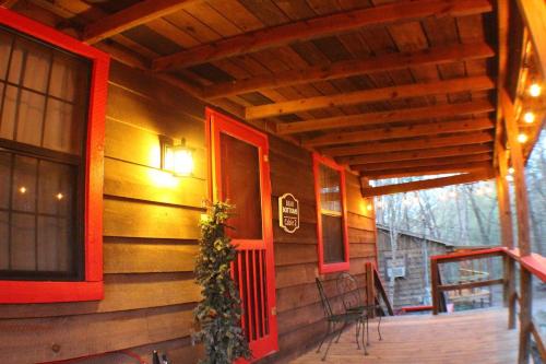 BEAR BOTTOMS Studio Twin Cabin HotTub TV Wifi photo 32