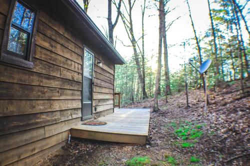BEAR BOTTOMS Studio Twin Cabin HotTub TV Wifi photo 34