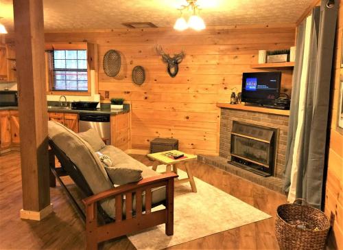 Oh Deer - Studio Wooded Twin Cabin, Hot Tub, TV & Wifi photo 16