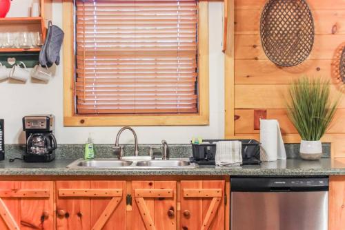 Oh Deer - Studio Wooded Twin Cabin, Hot Tub, TV & Wifi photo 18