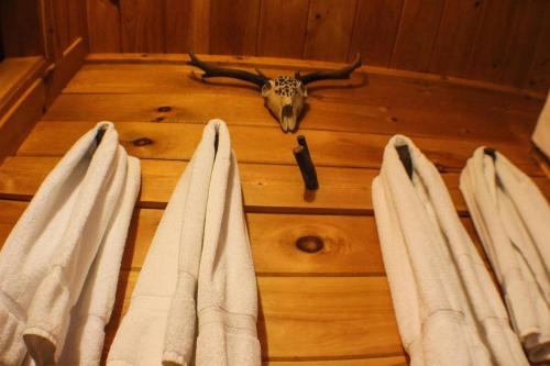 Oh Deer - Studio Wooded Twin Cabin, Hot Tub, TV & Wifi photo 25