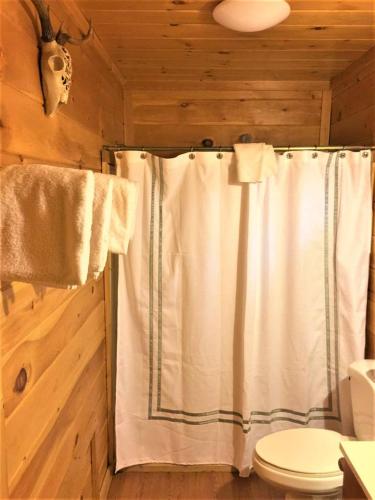 Oh Deer - Studio Wooded Twin Cabin, Hot Tub, TV & Wifi photo 28
