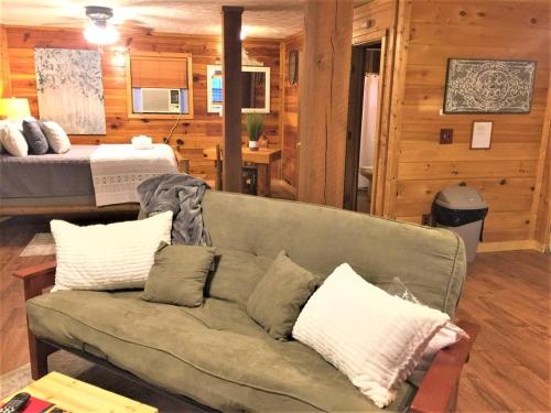 Oh Deer - Studio Wooded Twin Cabin, Hot Tub, TV & Wifi photo 29