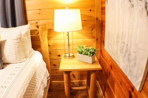 Oh Deer - Studio Wooded Twin Cabin, Hot Tub, TV & Wifi photo 46